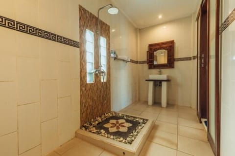 Superior Double Room | Bathroom | Shower, towels, soap, shampoo