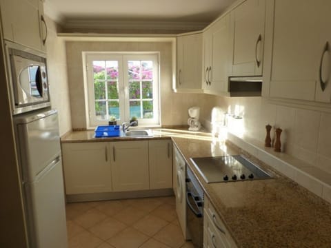 Standard Apartment, 3 Bedrooms | Private kitchen | Fridge, microwave, stovetop, dishwasher