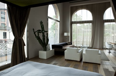 Suite | Premium bedding, down comforters, in-room safe, blackout drapes