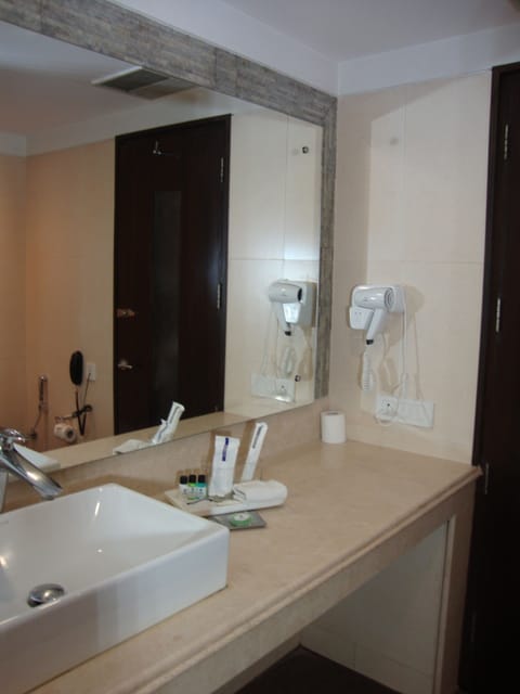 Standard Room, 1 King Bed, Non Smoking | Bathroom | Shower, rainfall showerhead, free toiletries, hair dryer