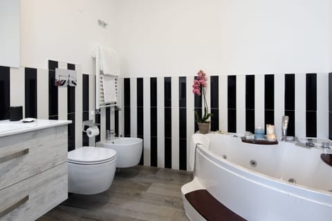 Suite, Jetted Tub (King) | Bathroom | Free toiletries, hair dryer, bidet, towels