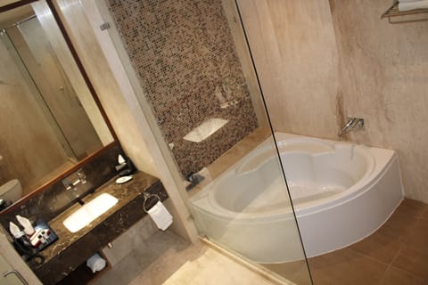 Junior Suite, 1 King Bed, Non Smoking | Bathroom | Shower, rainfall showerhead, designer toiletries, hair dryer