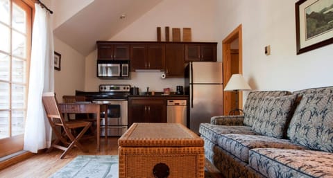 Cigar House Queen Suite w/ Poolside Balcony | Private kitchen | Full-size fridge, microwave, stovetop, coffee/tea maker