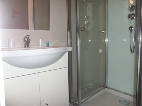 Double Room | Bathroom shower