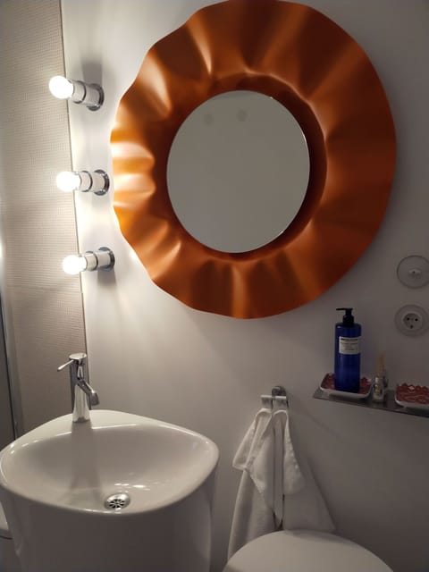 Double Room, Shared Bathroom (Annex) | Bathroom | Shower, towels