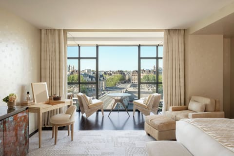 Suite (Notre Dame) | Hypo-allergenic bedding, minibar, in-room safe, desk