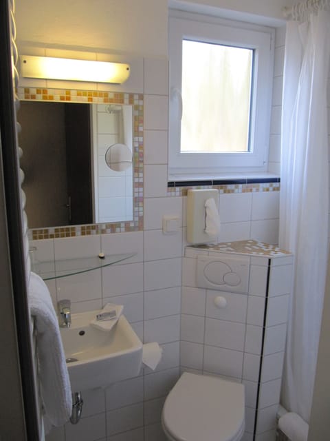 Single Room | Bathroom | Shower, hair dryer, towels, toilet paper