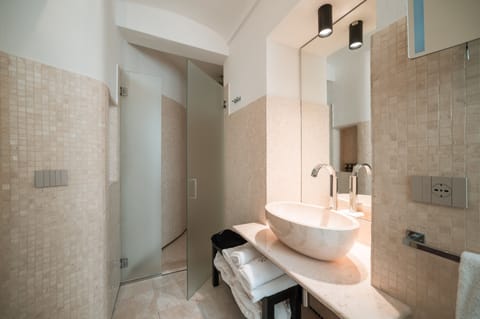 Junior Suite | Bathroom | Designer toiletries, hair dryer, bathrobes, slippers