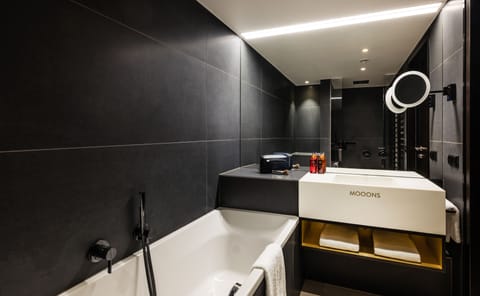 Deluxe Room | Bathroom | Free toiletries, hair dryer, heated floors, towels