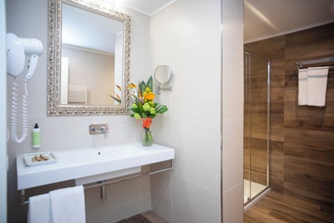 Superior Suite | Bathroom | Shower, free toiletries, hair dryer, bathrobes