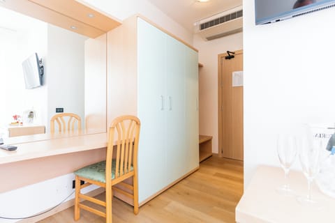 Double Room | In-room safe, desk, free cribs/infant beds, free WiFi