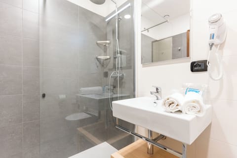 Double Room | Bathroom | Shower, free toiletries, hair dryer, bidet