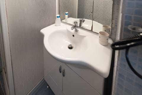 Apartment, 1 Bedroom, Non Smoking | Bathroom sink