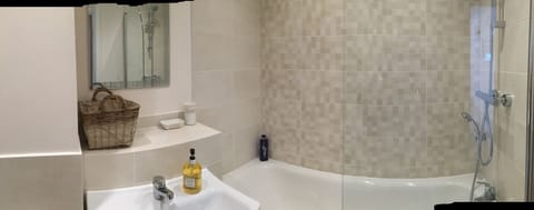 Combined shower/tub, free toiletries, hair dryer, towels