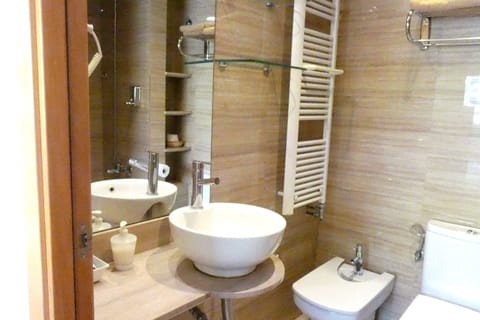 Classic Double Room | Bathroom | Hair dryer, towels, soap, shampoo