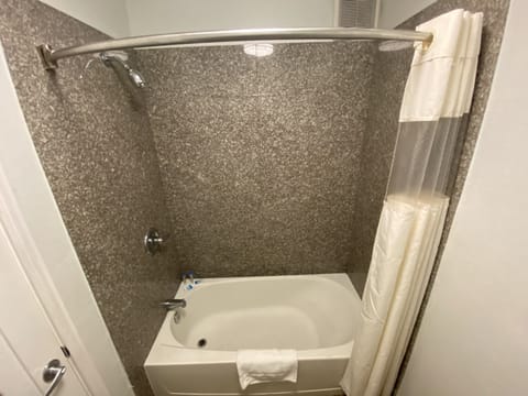 Combined shower/tub, towels