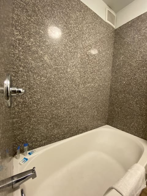 Combined shower/tub, towels