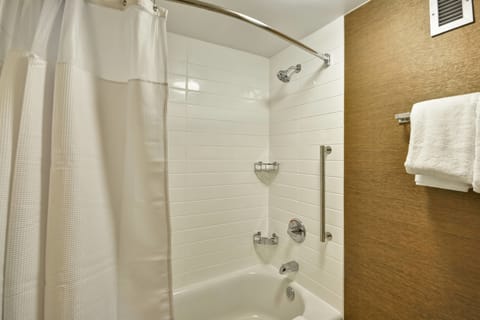 Combined shower/tub, hair dryer, towels