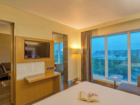 Executive Suite, 1 Double Bed | Premium bedding, down comforters, minibar, in-room safe