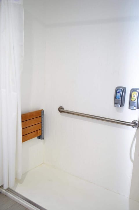 Standard Room, 1 King Bed, Accessible | Bathroom | Shower, hair dryer, towels