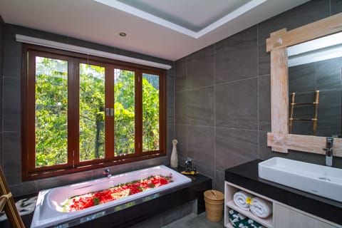 One Bedroom Villa with Valley View | Bathroom | Free toiletries, hair dryer, bathrobes, slippers