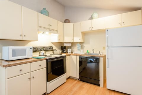 Room (Cape Codder for 6) | Private kitchen | Microwave, stovetop, coffee/tea maker, cookware/dishes/utensils