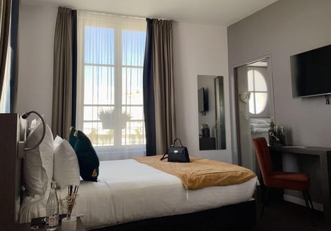 Standard Room, 1 Double Bed, Non Smoking | In-room safe, soundproofing, free WiFi, bed sheets