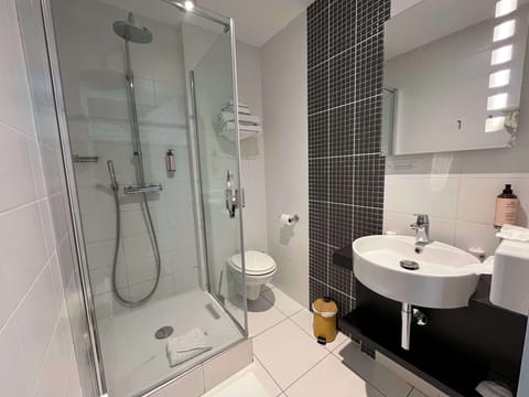 Standard Room, 1 Double Bed, Non Smoking | Bathroom | Shower, hair dryer, towels