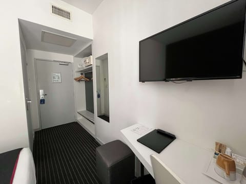 Standard Room, 1 Double Bed, Non Smoking | In-room safe, soundproofing, free WiFi, bed sheets