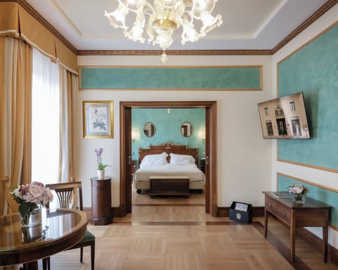 Deluxe Suite | Premium bedding, down comforters, minibar, in-room safe