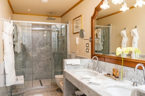Deluxe Suite | Bathroom | Jetted tub, free toiletries, hair dryer, bathrobes