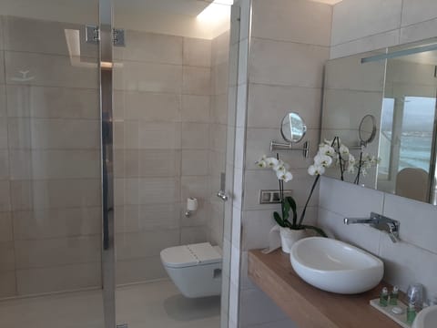 Premium Suite, Hot Tub, Sea View | Bathroom | Shower, free toiletries, hair dryer, towels