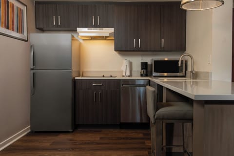 Full-size fridge, microwave, oven, stovetop