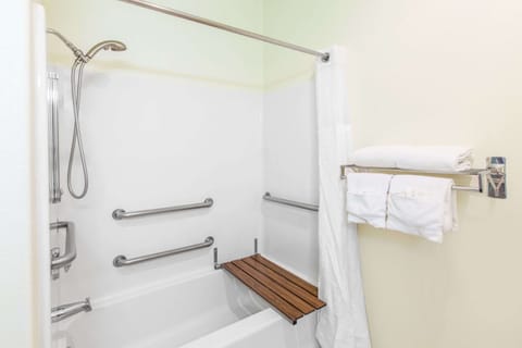 Combined shower/tub, deep soaking tub, hydromassage showerhead