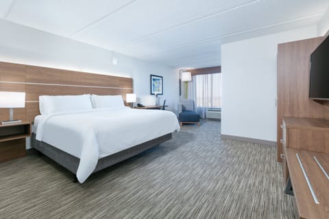 Standard Room, 1 King Bed, Accessible (Mobility, Accessible Tub) | In-room safe, desk, laptop workspace, blackout drapes