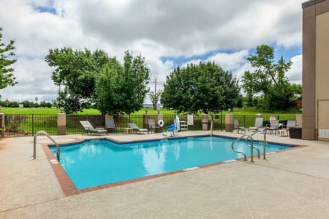 Seasonal outdoor pool, sun loungers