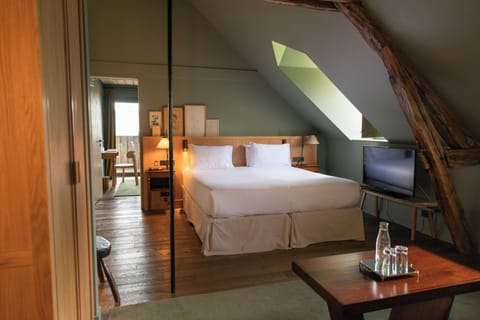 Junior Suite | Minibar, individually decorated, individually furnished, desk