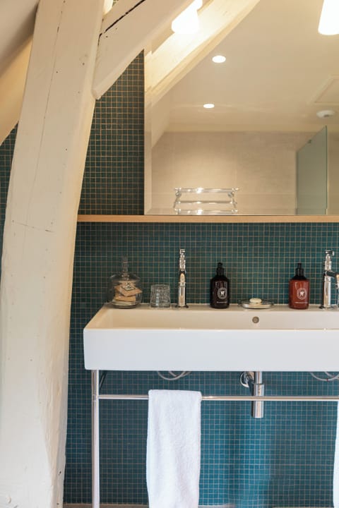 Suite | Bathroom | Free toiletries, hair dryer, bathrobes, slippers