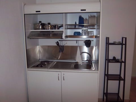 Studio | Private kitchenette | Fridge, stovetop, cookware/dishes/utensils