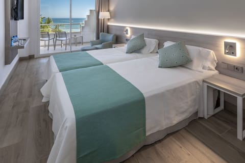 Habitación doble, vistas al mar (2 adultos) | In-room safe, desk, free WiFi, bed sheets