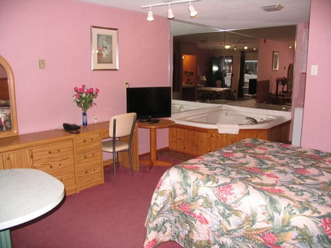 Jacuzzi Suite, 1 Queen Bed | Free WiFi