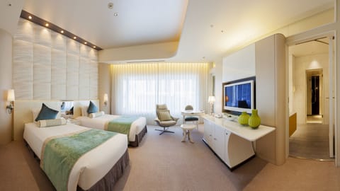 Deluxe Twin Room, Non Smoking (44sqm) | Desk, laptop workspace, blackout drapes, soundproofing