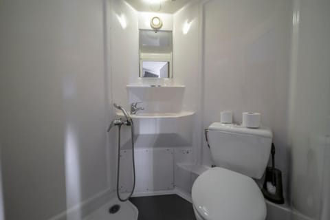 Double Room | Bathroom | Shower, free toiletries, towels