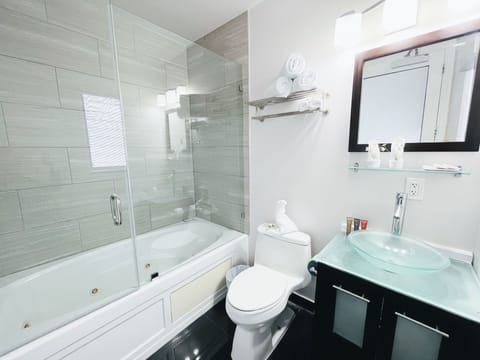 Fashion Suite, one king bed | Bathroom | Free toiletries, hair dryer, towels, soap