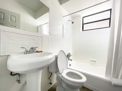 Studio Suite | Bathroom | Free toiletries, hair dryer, towels