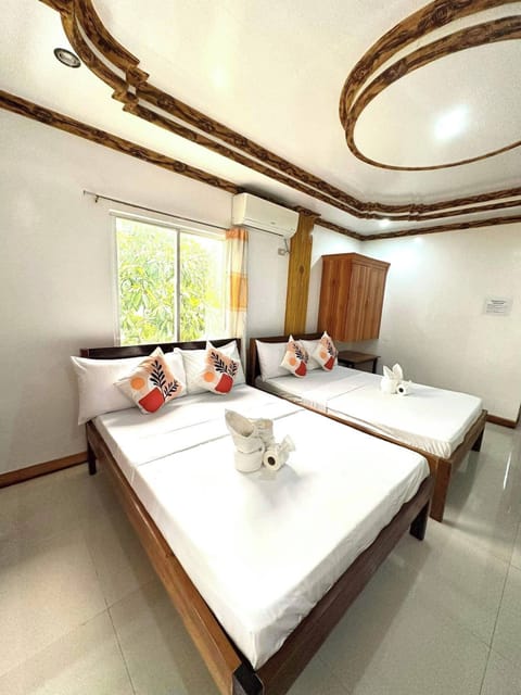 Family Room, 2 Queen Beds | Desk, free WiFi, bed sheets