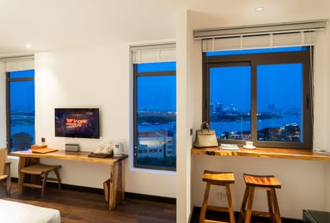 Sky Gem River View Room | Minibar, in-room safe, desk, laptop workspace