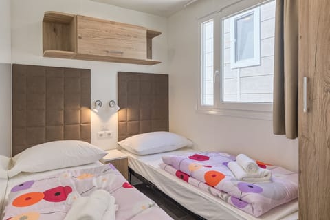 Family Mobile Home, 3 Bedrooms | 2 bedrooms, blackout drapes, soundproofing, free cribs/infant beds