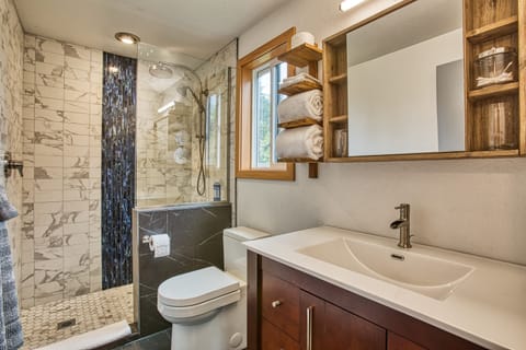 Garden Aerie Master | Bathroom | Shower, rainfall showerhead, eco-friendly toiletries, hair dryer