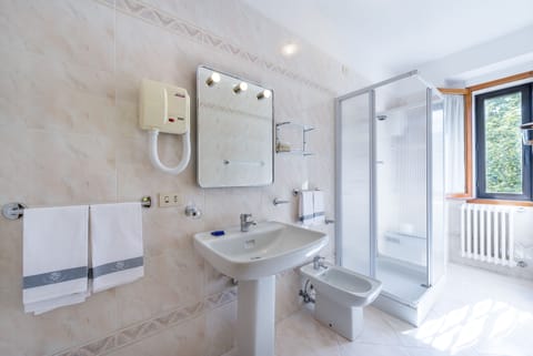 Quadruple Room | Bathroom | Free toiletries, hair dryer, bidet, towels